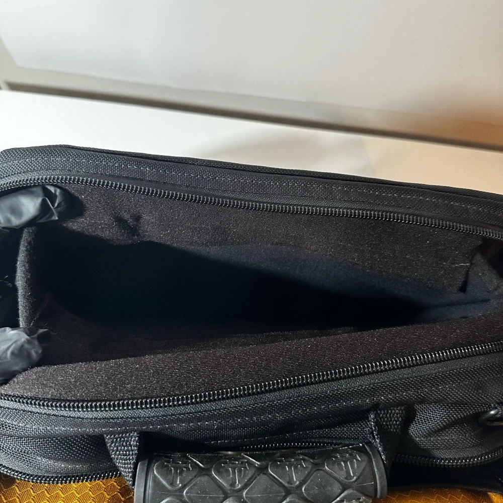 waterfield men’s messenger